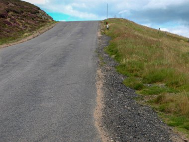 Pembe fundalıklı renkli dağ manzarası
