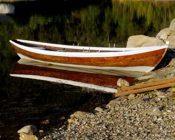 Hermoso Paisaje Verano Con Barco Borde Del Agua Reflejos Agua —  Fotos de Stock