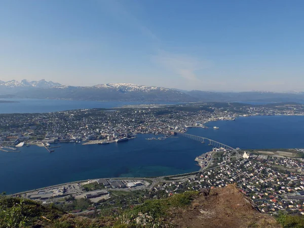 Uzaktaki mavi fiyortlu su ve dağlı manzara
