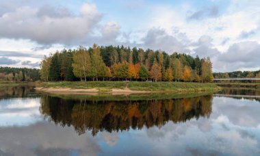Nehirli sonbahar manzarası, sakin su, güzel renkli ağaçlar, su yansımaları, Gauja nehri, Valmiera, Letonya
