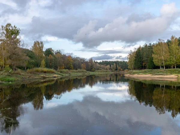 秋天的风景与河流 平静的水 美丽的五彩缤纷的树 倒影的水 高加河 瓦尔米耶拉 拉脱维亚 — 图库照片