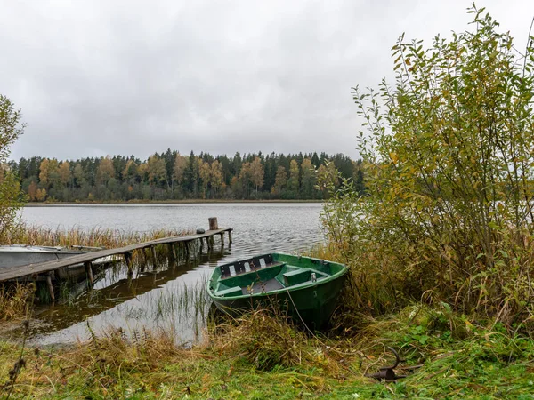 Vue Sur Lac Beaux Arbres Colorés Reflets Eau Bateaux Premier — Photo