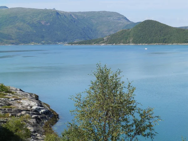 Bellissimo Paesaggio Con Montagne Sullo Sfondo Fiordo Blu Primo Piano — Foto Stock