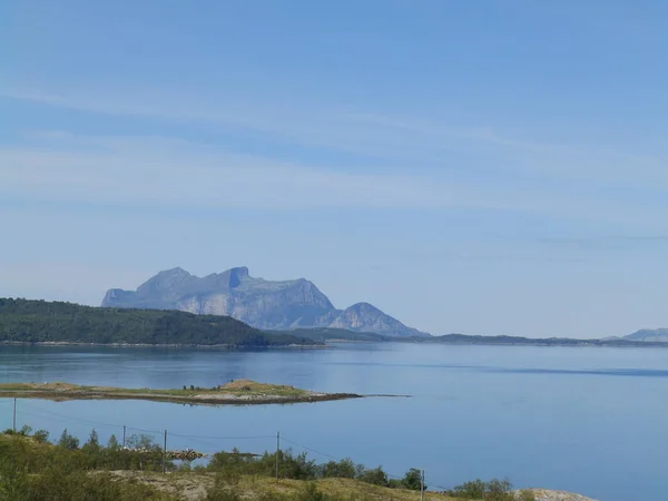 Ett Vackert Landskap Med Fjäll Bakgrunden Och Blå Fjord Förgrunden — Stockfoto