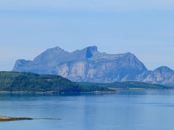 Hermoso Paisaje Con Montañas Fondo Fiordo Azul Primer Plano — Foto de Stock