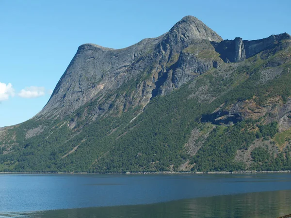 Paesaggio Con Montagne Fumose Sullo Sfondo Acqua Blu Primo Piano — Foto Stock