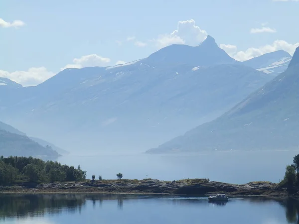 Paesaggio Con Montagne Fumose Sullo Sfondo Acqua Blu Primo Piano — Foto Stock