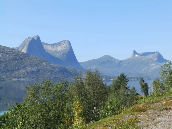 Paisagem Com Montanhas Esfumaçadas Fundo Água Azul Primeiro Plano Belo — Fotografia de Stock