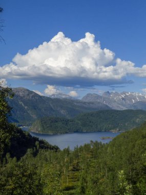 Dağ gölü manzarası, güzel bulutlar ve ağaçlar.