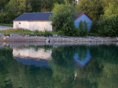 Dağ gölü manzarası, güzel bulutlar ve ağaçlar.