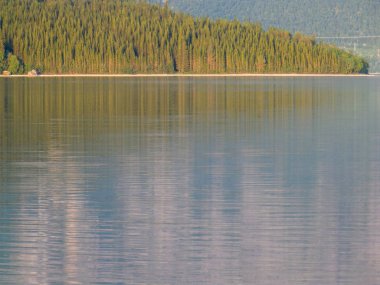 Dağ gölü manzarası, güzel bulutlar ve ağaçlar.
