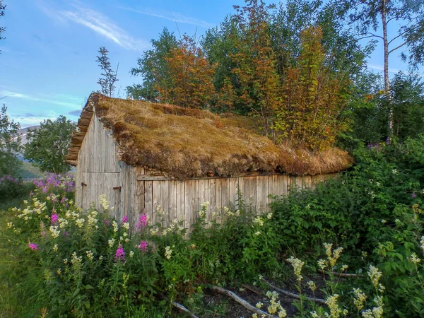 Landscape Old Wooden Barn Grass Roof Wild Surroundings — Stock Photo, Image