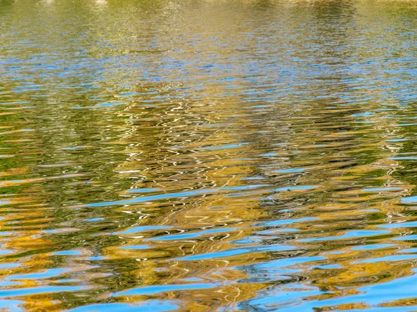 Textura Lago Água Com Árvores Céu Refletindo Nele — Fotografia de Stock
