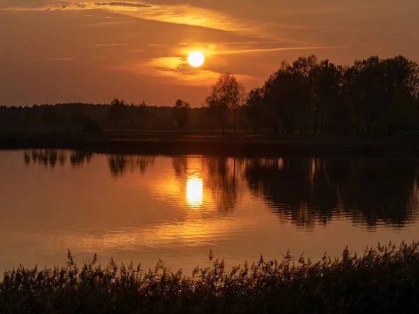 Vacker Solnedgång Vid Sjön Dimmig Himmel Höstkväll — Stockfoto