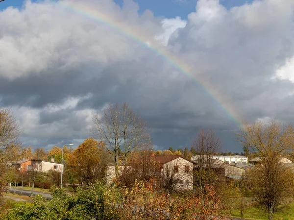 Wunderschöne Landschaft Mit Einem Regenbogen Über Dem Dorf — Stockfoto
