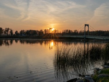 Gün batımında gölün akşam manzarası, sakin ve sakin bir su.