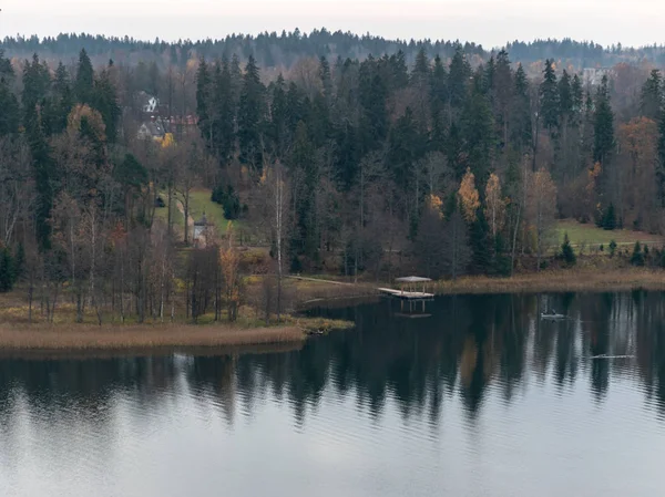 Bela Vista Topos Árvores Lago Fundo — Fotografia de Stock