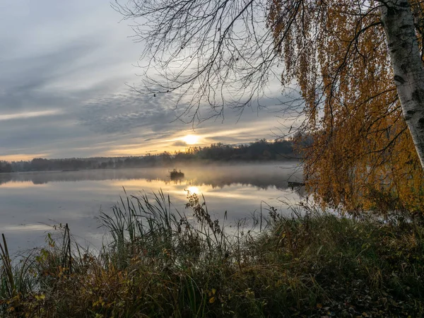 Früher Herbstmorgen Weißer Nebel Über Wasser Und Boden Wunderschön Gefärbte — Stockfoto