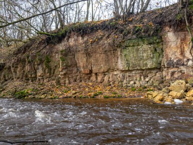 Nehir manzarası ve dolomit kaya kıyısı, ağaç siluetleri ve su yansımaları