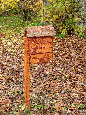 Eski ahşap posta kutusuyla kırsal alan