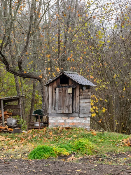 Landsbygdslandskap Med Gamla Byggnader Nakna Trädsiluetter — Stockfoto