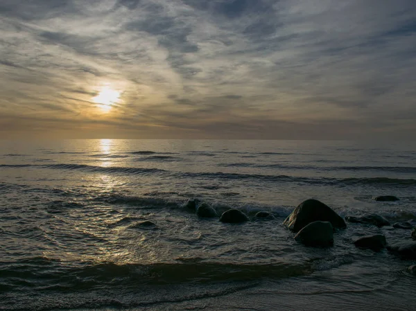 Τοπίο Defocused Όμορφο Δραματικό Χρυσό Ουρανό Πάνω Από Θάλασσα Αντανάκλαση — Φωτογραφία Αρχείου