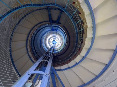 Sarmal merdivenlerin soyut deseni