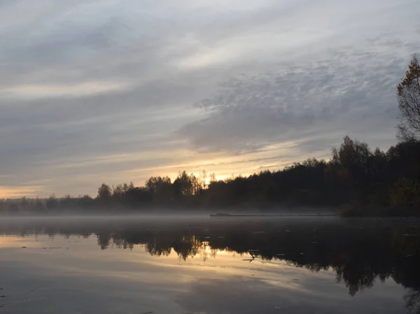 Mlhavá Ranní Krajina Jezerem Stromy Břehu Krásná Záře Rozmazané Pozadí — Stock fotografie