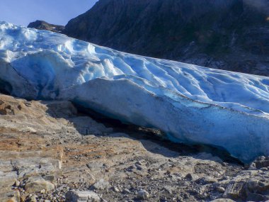 Mavi buzullu buzulun yüksek çözünürlüklü hava görüntüsüne yakın çekim