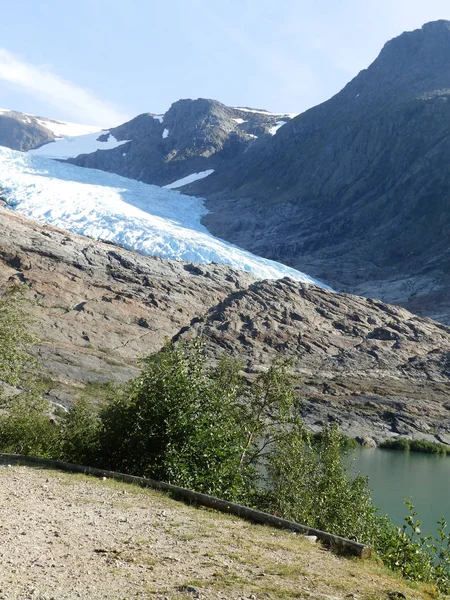 Вид Ледник Красивое Горное Озеро Переднем Плане — стоковое фото