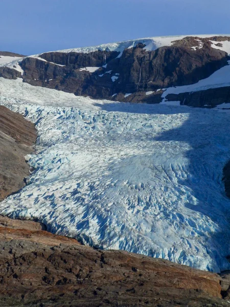 Bakgrund Utsikt Över Glaciären Vacker Fjällsjö Förgrunden — Stockfoto