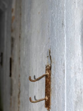 Duvardaki eski paslı demir askı.