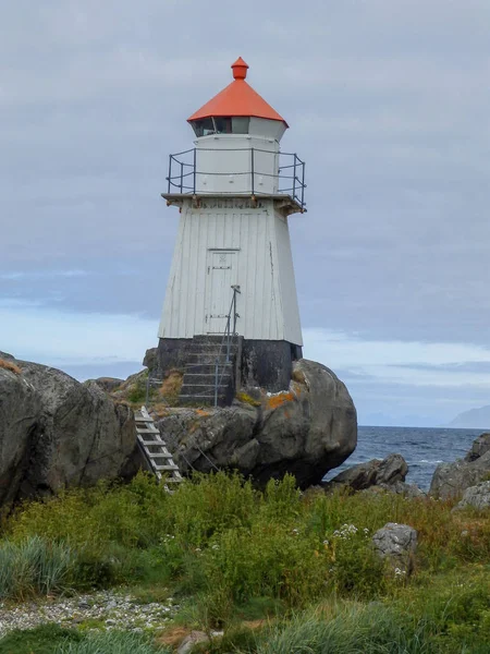 Paysage Avec Littoral Rocheux Phare Blanc Bord Mer — Photo