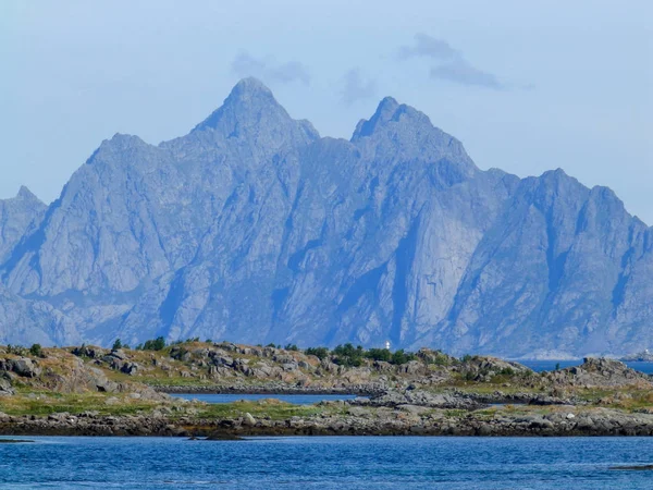 Landschap Met Rotsen Helder Blauw Fjord Water Bergen Achtergrond — Stockfoto