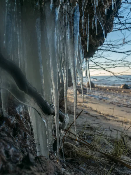 Steine Mit Eiszapfen Bedeckt Verschwommenes Bild Für Hintergrund Geeignet — Stockfoto