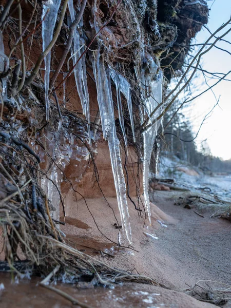 Πέτρες Καλυμμένες Icicles Θολή Εικόνα Κατάλληλη Για Φόντο — Φωτογραφία Αρχείου