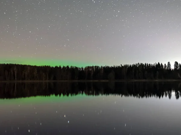 Landschap Met Een Prachtige Kleurrijke Nacht Hemel Sterren Reflectie Het — Stockfoto