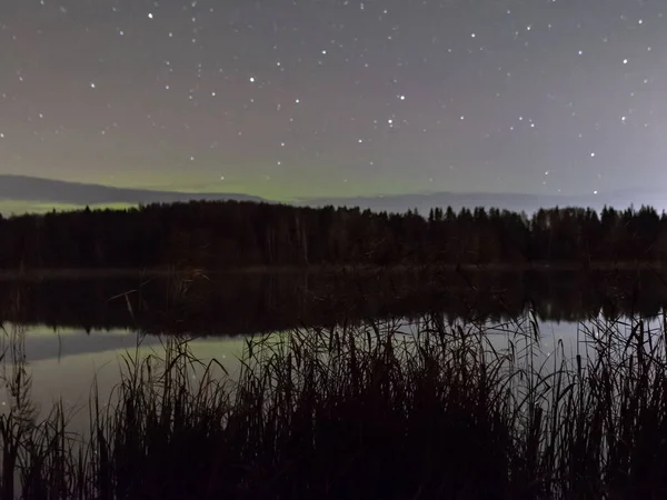 Paisagem Com Belo Céu Noturno Colorido Estrelas Reflexão Sobre Lago — Fotografia de Stock