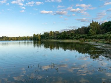 Göl suyunun güzel bulut yansımalarıyla manzara, sakin su yüzeyi