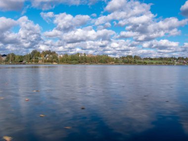 Göl suyunun güzel bulut yansımalarıyla manzara, sakin su yüzeyi