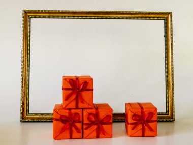 Noel arkaplanı için uygun süslü ahşap çerçeveli ve hediyeli bir resim