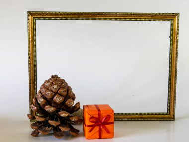 Noel arkaplanı için uygun süslü ahşap çerçeveli ve hediyeli bir resim