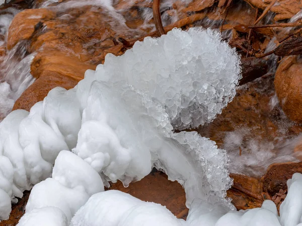 Imagen Abstracta Con Agua Corriente Nieve Rocas Formaciones Hielo Adecuado — Foto de Stock