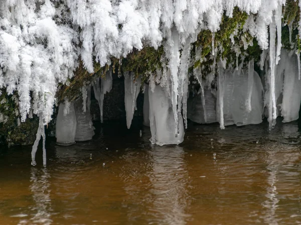 带流水 岩石和冰层的抽象图像 适于冬季背景 — 图库照片
