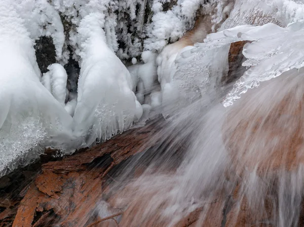 Imagen Abstracta Con Agua Corriente Nieve Rocas Formaciones Hielo Adecuado — Foto de Stock