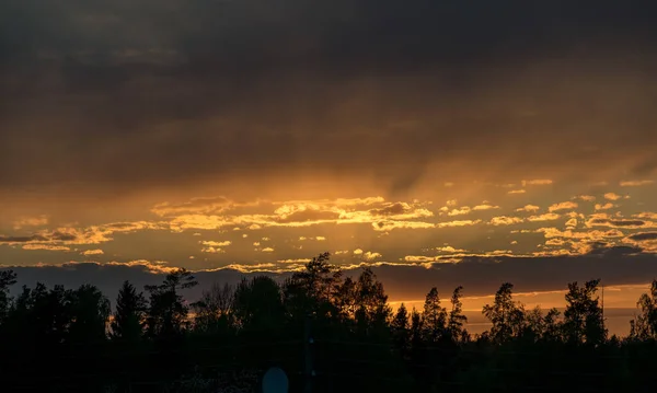 Landschaft Mit Wunderschönem Sonnenuntergang Über Dem Dach Des Hauses — Stockfoto