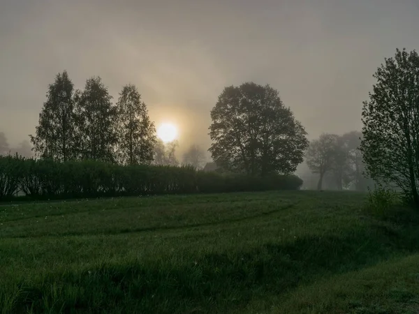 Mystische Landschaft Schöner Morgen Mit Nebel Häusern Und Bäumen Silhouetten — Stockfoto