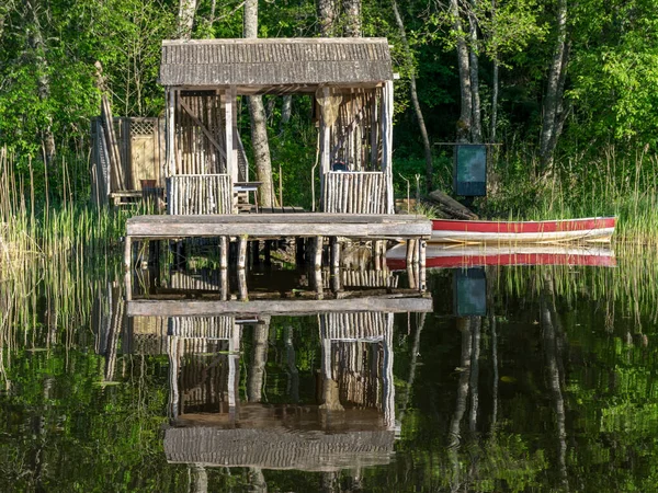 Frühlingslandschaft Mit Einer Hölzernen Fischerhütte Und Einem Hölzernen Steg Ufer — Stockfoto