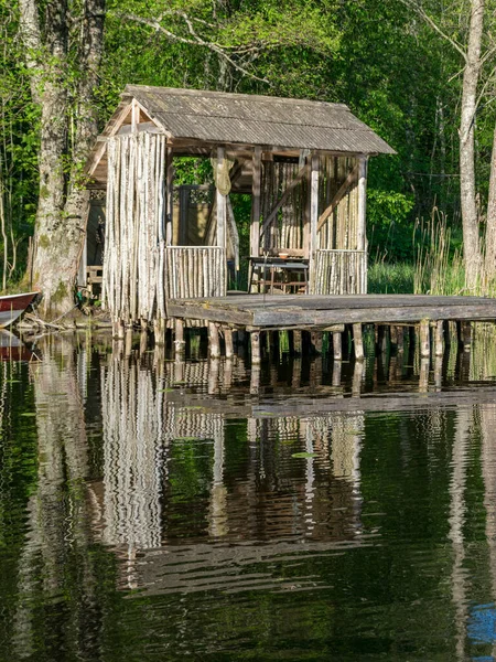 Frühlingslandschaft Mit Einer Hölzernen Fischerhütte Und Einem Hölzernen Steg Ufer — Stockfoto