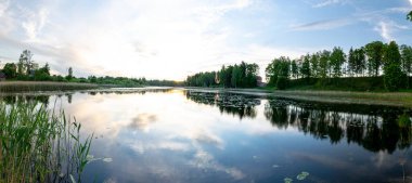 Göldeki renkli günbatımı manzarası, Lielais Ansis, Rubene, Letonya